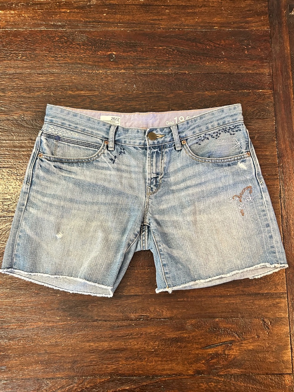 GAP Vintage Boyfriend Mid Rise Distressed Denim Shorts - Embroidery Details- 6”